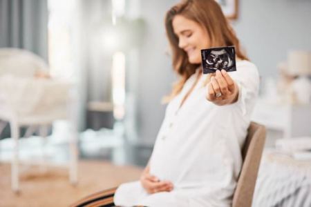 هل نزول إفرازات بنية من علامات الحمل